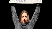 Lisa Kröll als Umweltaktivistin im brisanten Jugendstück „Ausnahmezustand“
