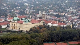 Das Bezirksgericht, ein besonderes Gebäude in der Nähe des Stiftes Klosterneuburg, steht zum ...
