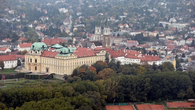 Das Bezirksgericht, ein besonderes Gebäude in der Nähe des Stiftes Klosterneuburg, steht zum ...