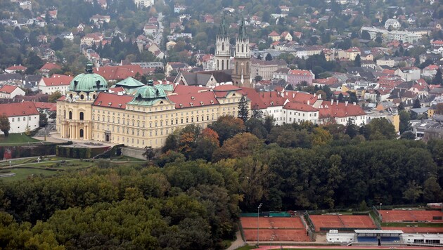 Das Bezirksgericht, ein besonderes Gebäude in der Nähe des Stiftes Klosterneuburg, steht zum ...