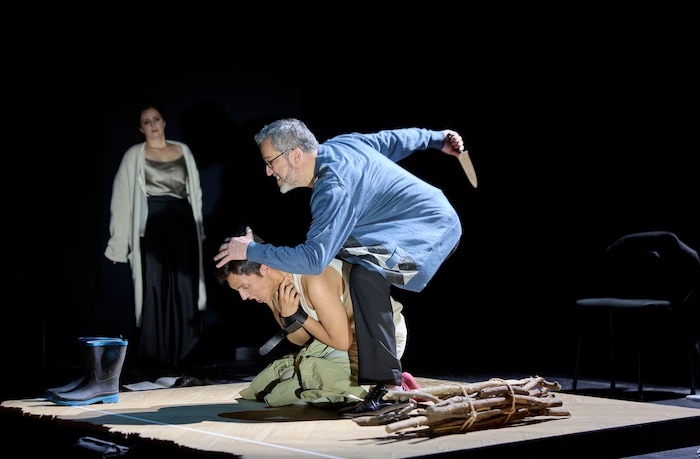 Derzeit ist Dennis Orellana (knieend)  in der Kammeroper in „Isacco“ zu sehen.