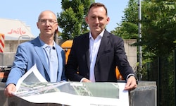 Wiens Baustellenkoordinator Christian Zant mit Wolfgang Strenn, dem obersten Brückenbauer der ...