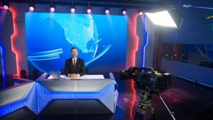 Immer mehr Sprecher neigen dazu, die Nachrichten mit Emotion zu unterfüttern. Stefan Vögel ist kein Freund davon – er wünscht sich die steinernen Mienen früherer Sprecher zurück. (Bild: Gorodenkoff Productions OU)
