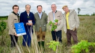 Lokalaugenschein im Forst der aufkeimenden Hoffnung bei Japons. „Krone“-Herausgeber Dr. Christoph Dichand mit Mylios, Hoyos, Pernkopf und Redakteur Perry. (Bild: Imre Antal)