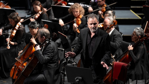 Jürgen Maurer führt launig durch Puccinis Opernerstling „Le Villi“.