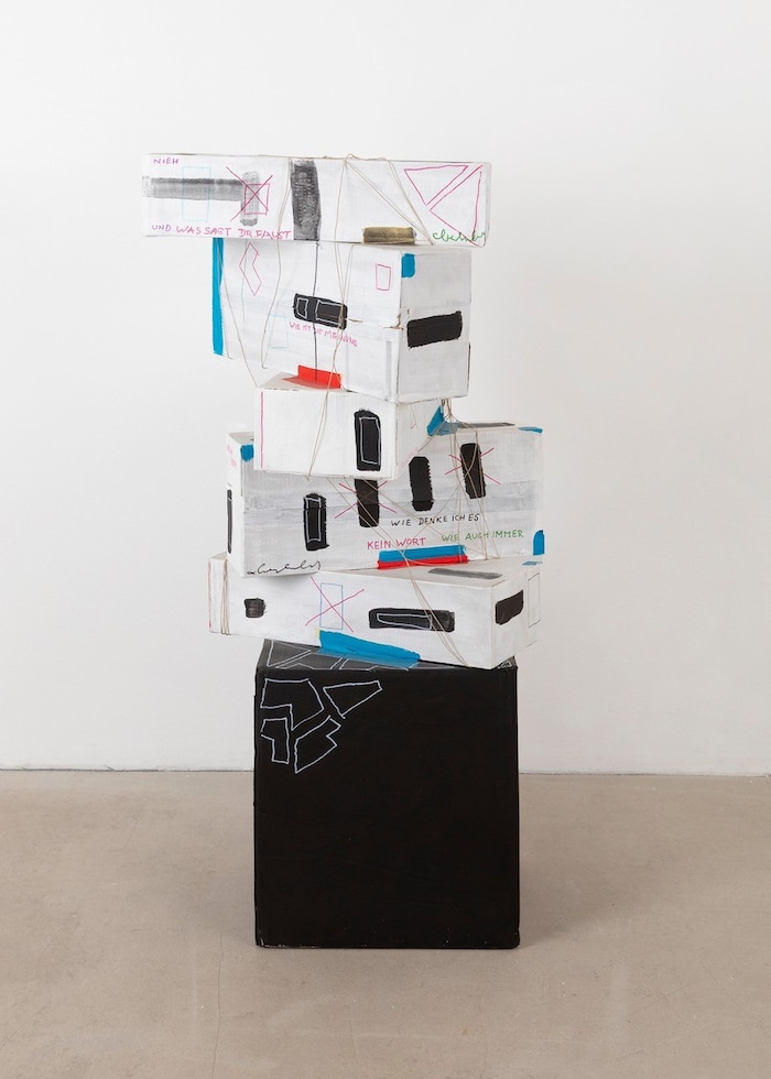 Oswald Oberhuber, Noch Einmal, 2009, 5 Kartons, Klebeband, Dispersion, Acrylfarbe, Lackstifte, Text, Plattform