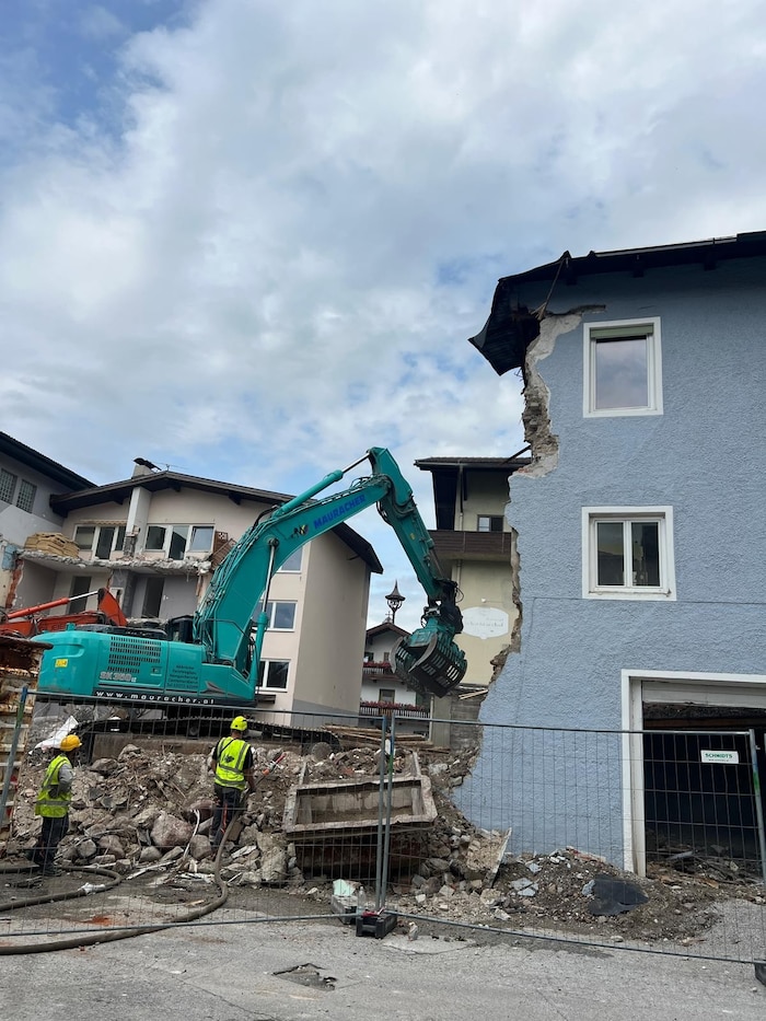 Seit Montag laufen die Abbrucharbeiten, erste Fassaden fallen bem Bagger zum Opfer.