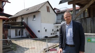 Bezirksvorsteher Erwin Wurzinger (ÖVP) am Unglücksort: „Trotz allem Glück im Unglück.“ (Bild: Jauschowetz Christian)