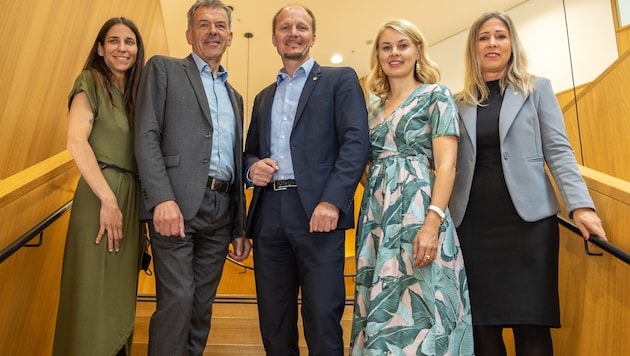 Stadträtin Janine Bex (Grüne), Vize-BM Georg Willi (Grüne), BM Johannes Anzengruber (JA), Vize-BM Elisabeth Mayr (SPÖ) und Stadträtin Mariella Lutz (JA) (v. li.) sind zufrieden.