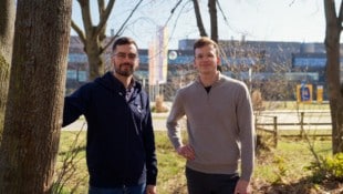 BOKU-Forscher Maximilian Pramreiter und Tobias Nenning haben sich dem Holz verschrieben. Mit ...