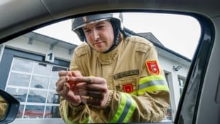 Manfred Baumgartner schlug die Autoscheibe mit einem Federkörner ein. Er empfiehlt dieses Werkzeug für Notfälle. (Bild: Markus Tschepp)