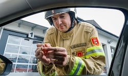 Manfred Baumgartner schlug die Autoscheibe mit einem Federkörner ein. Er empfiehlt dieses ...