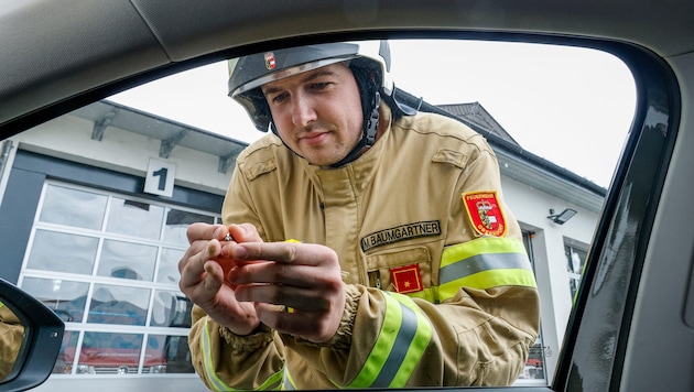 Manfred Baumgartner schlug die Autoscheibe mit einem Federkörner ein. Er empfiehlt dieses Werkzeug für Notfälle.