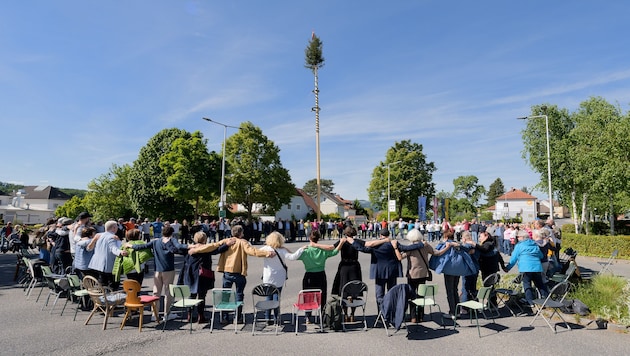 In Friedensgemeinde Erlauf wurde anlässlich des 80. Jahrestages dem Ende des Zweiten Weltkrieges mit dem Projekt „Handshake – einer Geste wird nachgespürt“ gedacht.
