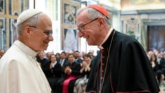 Papst Leo XIV. (links) hat sich am Donnerstag mit Mitarbeiterinnen und Mitarbeitern des ...