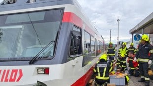 Um das tote Kind zu bergen, musste der Zug angehoben werden. (Bild: Kollinger Hermann)