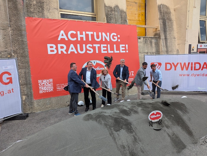 Vertreter der Stadt Villach und Villacher Bier beim Spatenstich für die Brauerei