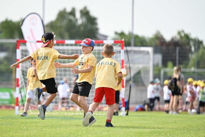 Beim Fußball glänzten die Kicker.