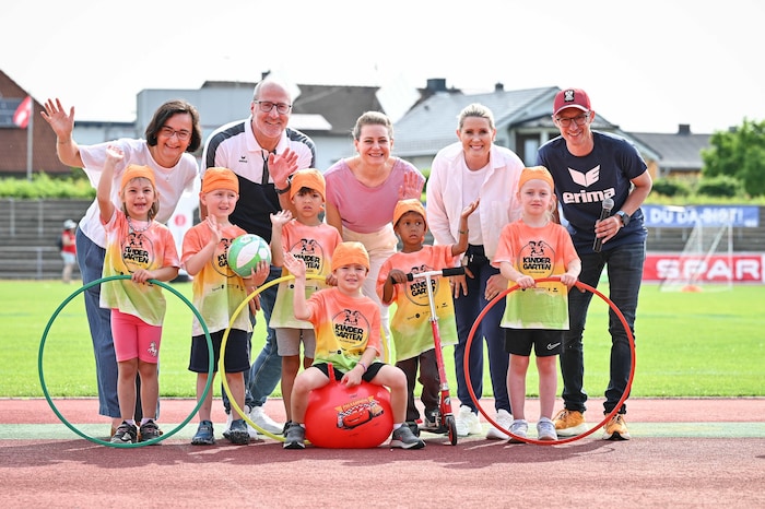 Judith Nieder von der OÖ. Bildungsdirektion, Landessportdirektor Gerhard Rumetshofer, „OÖ-Krone“- Chefredakteurin Alexandra Halouska, Spar-Leiterin für Werbung und Information Anna-Sophie Jetschgo und Ex-Olympia-Läufer Günther Weidlinger eröffneten die Kindergarten-Olympiade.