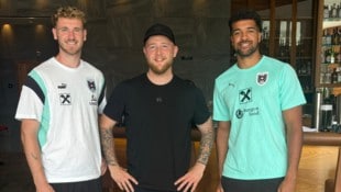 Die ÖFB-Teamtorhüter Nicolas Schmid (l.) und Tobi Lawal (r.) mit FC Nenzing-Keeper André ...