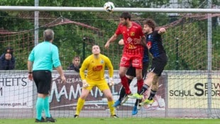 Philipp Wendler (rot) und den Fürstenfeldern reicht ein Punkt zum Ligaerhalt.