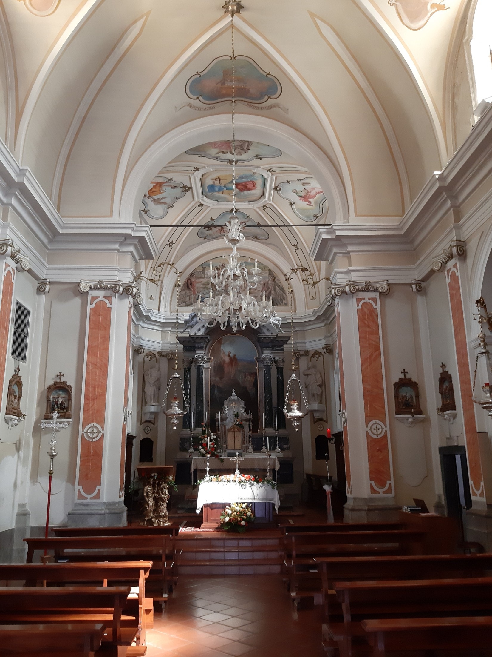 Der Innenraum der Kirche im Ort Illegio.