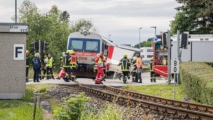 Ein Großaufgebot an Einsatzkräften kümmerte sich um das vom Zug schwerst verletzte Kind, das leider nur wenige Stunden später im Spital starb. (Bild: TEAM FOTOKERSCHI / ANTONIO BAYER)