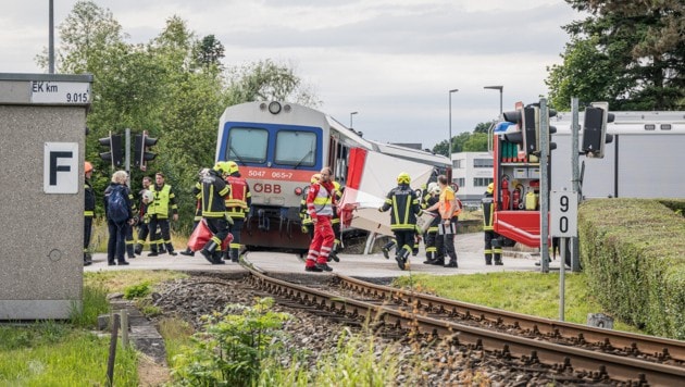 Ein Großaufgebot an Einsatzkräften kümmerte sich um das vom Zug schwerst verletzte Kind. (Bild: TEAM FOTOKERSCHI / ANTONIO BAYER)