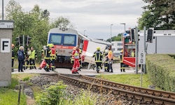 Ein Großaufgebot an Einsatzkräften kümmerte sich um das vom Zug schwerst verletzte Kind, das ...