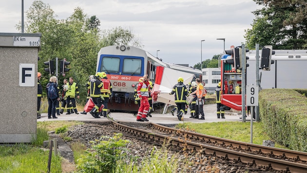 Ein Großaufgebot an Einsatzkräften kümmerte sich um das vom Zug schwerst verletzte Kind, das leider nur wenige Stunden später im Spital starb.