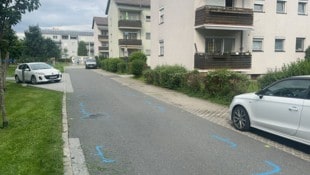 Der schwer verletzte Bub wurde vor Ort vom Notarzt erstversorgt und anschließend in die Klinik gebracht. (Bild: ZOOM Tirol)