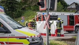 Die jüngste Unfallstelle wurde vor neugierigen Blicken abgeschirmt. (Bild: TEAM FOTOKERSCHI / ANTONIO BAYER)