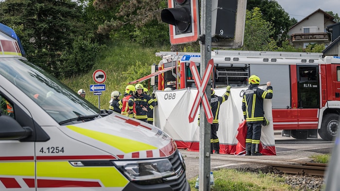 Feuerwehrleute mussten zum Schutz des Opfers einen Sichtschutz aufbauen