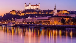 Die Bratislavaer Burg ist das Wahrzeichen der slowakischen Hauptstadt Bratislava. (Symbolbild) (Bild: denisveselyxx - stock.adobe.com)