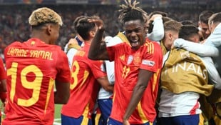 Lamine Yamal und Nico Williams schossen Spanien ins Nations-League-Finale. (Bild: AFP/APA/THOMAS KIENZLE)
