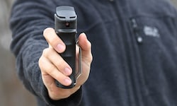 Mit Pfefferspray ging einer der Vermummten auf den Rentner los. Das Opfer war kurz danach ...