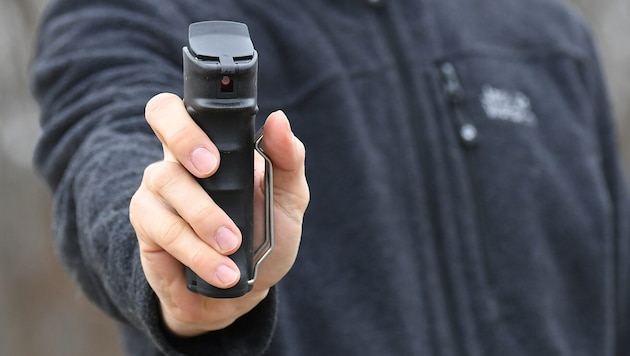 Mit Pfefferspray ging einer der Vermummten auf den Rentner los. Das Opfer war kurz danach geknebelt und gefesselt. (Symbolbild)