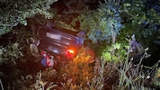Das Auto landete in der Böschung am Dach.