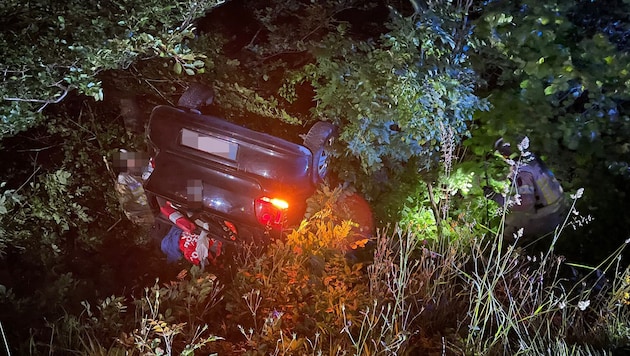 Das Auto landete in der Böschung am Dach.