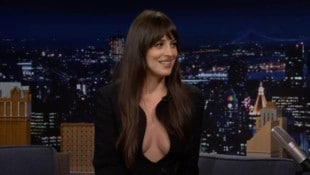 Dakota Johnson verzweifelt an ihrem Mega-Ausschnitt! Der tiefblickende Look wurde ihr in der ...