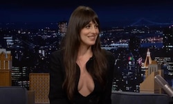 Dakota Johnson verzweifelt an ihrem Mega-Ausschnitt! Der tiefblickende Look wurde ihr in der ...