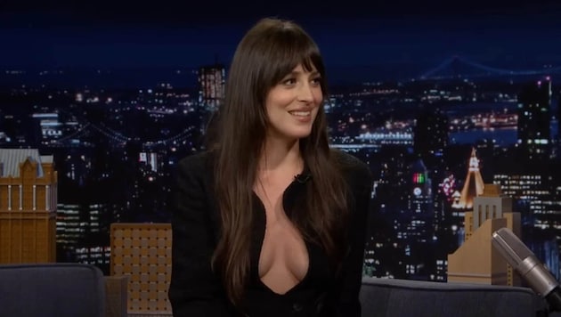 Dakota Johnson verzweifelt an ihrem Mega-Ausschnitt! Der tiefblickende Look wurde ihr in der Show selbst zu heikel.