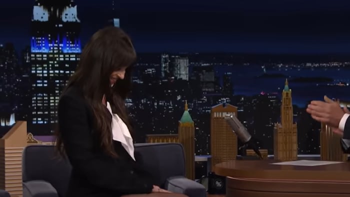 Notlösung im TV-Studio: Dakota Johnson zensierte ihren Ausschnitt kurzerhand mit einem Taschentuch. Moderator Jimmy Fallon fand: „Sieht toll aus!“