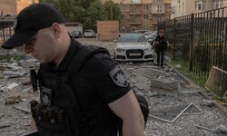 Die ukrainische Polizei bei der Untersuchung der Schäden.
