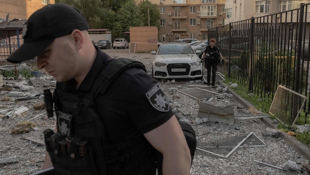 Die ukrainische Polizei bei der Untersuchung der Schäden.