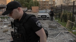 Die ukrainische Polizei bei der Untersuchung der Schäden. (Bild: AFP/ROMAN PILIPEY)