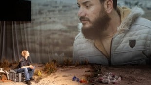 Die Schweizer Schauspielerin Ursina Lardi – in der Rolle einer Kriegsfotografin – ist auch ...