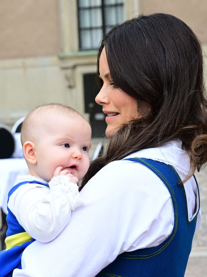 Neugierig beobachtete Baby Ines bei ihrem Auftritt mit Mama Sofia die Umgebung.
