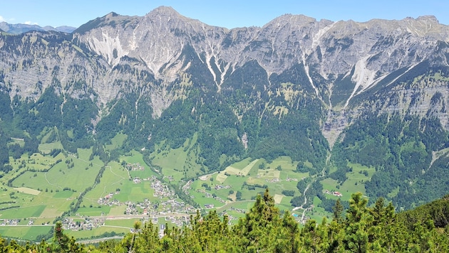 Auf dem Weg in Richtung Davennaspitze hat man einen tollen Blick auf das Klostertal.