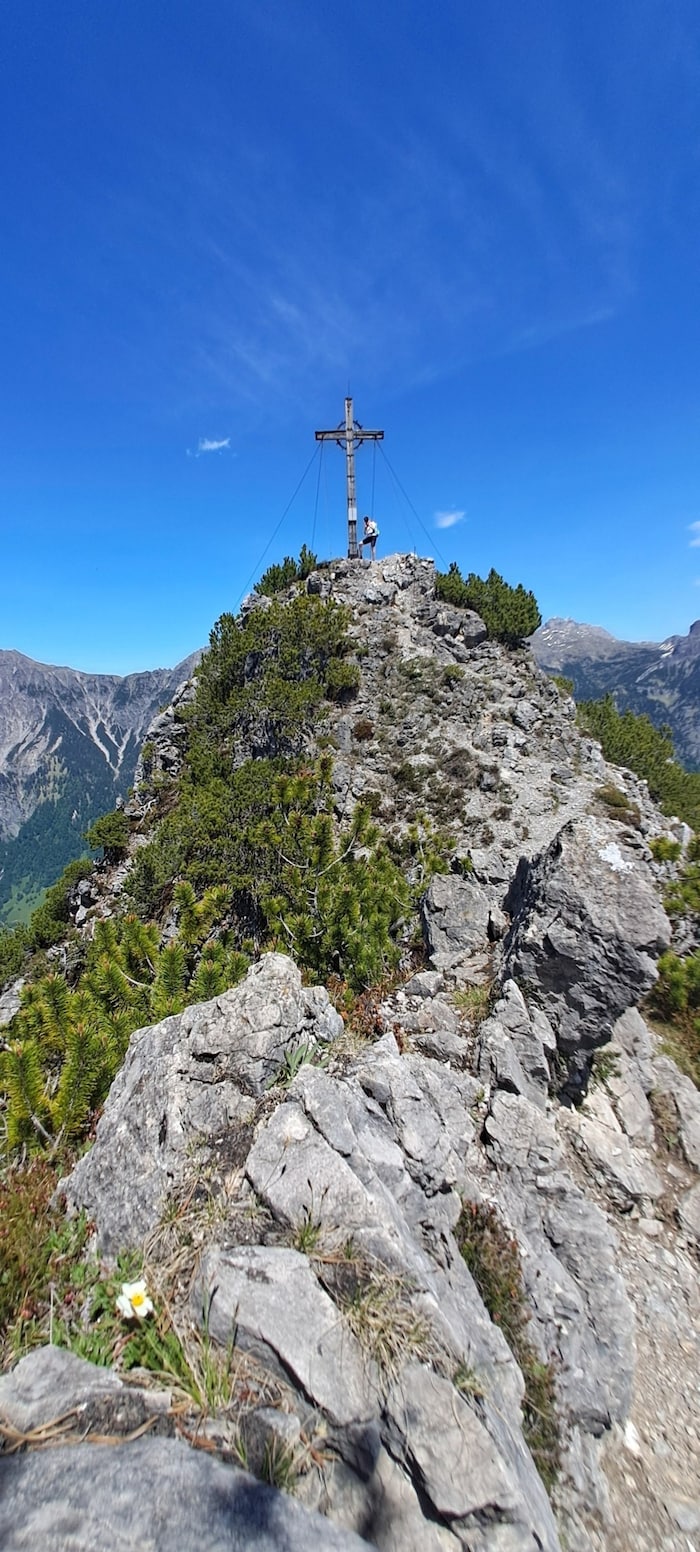 Der Gipfel des Zwölferkopfs bietet nur wenig Platz zum Verweilen. 